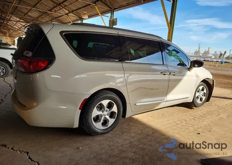 2017 Chrysler Pacifica Touring L Plus z USA, uszkodzony, nr VIN 2C4RC1EG8HR560215